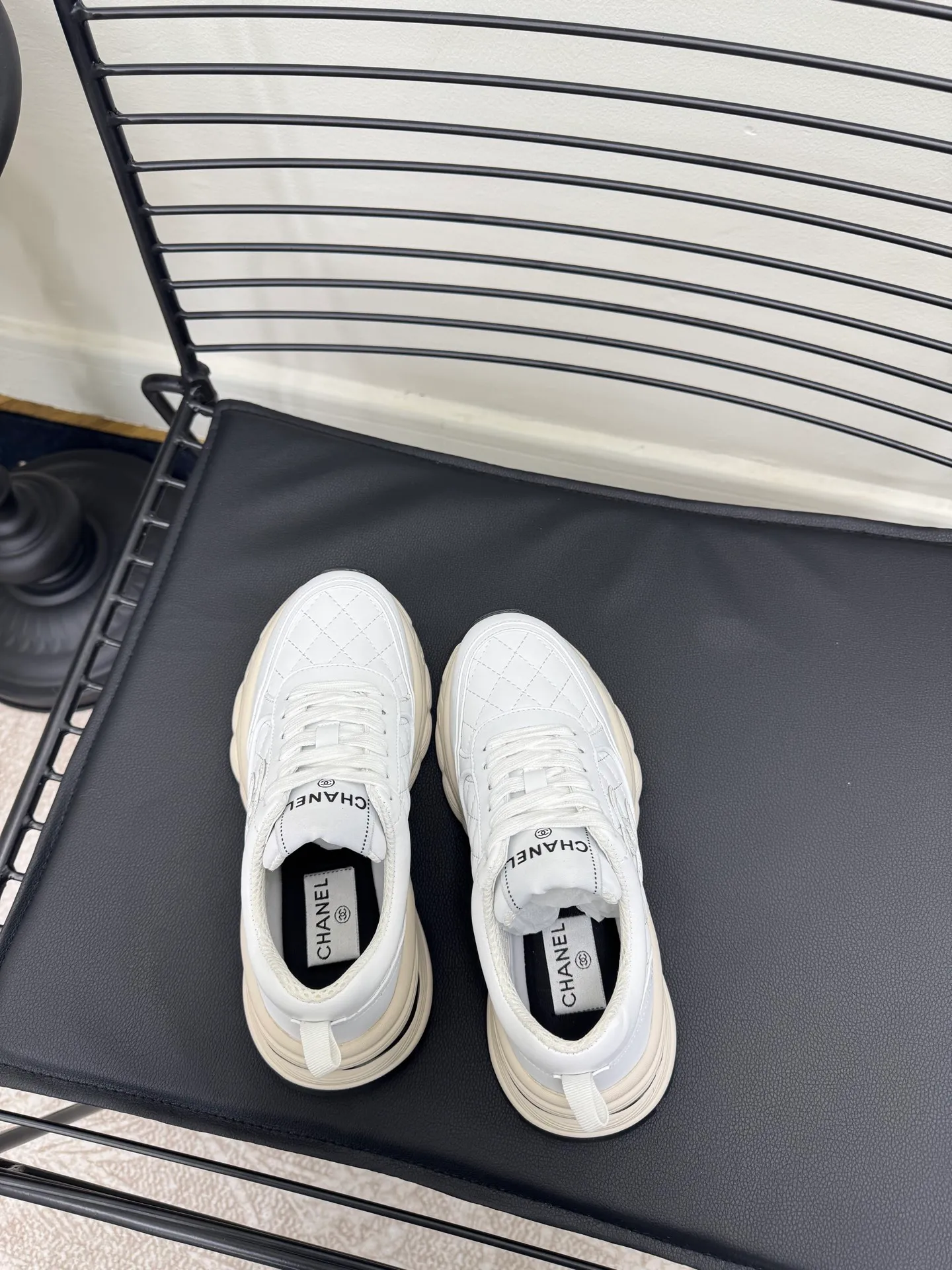 Men's men's shoes pP660! Size: 35-41 Chanel 25C new Chanel sports and casual shoes. Versatile white shoes. You can’t go wrong with the styles. The contrasting colors are full of vitality. The logo embossed on the side is very delicate on the feet. The upper is made of original customized materials. The original outsole.
